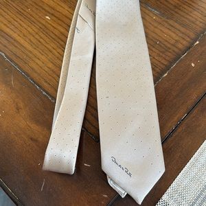 Oscar de la Renta tie EUC